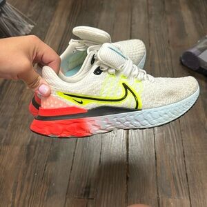 Nike react infinity run. White Volt Crimson women’s.